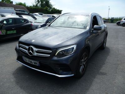 La Mercedes GLC est garée sur un parking aux côtés d'autres voitures
