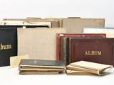 un grand nombre de livres posés sur une table