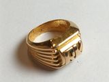 une bague en or posée sur une surface blanche