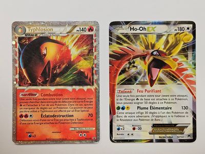 deux cartes pokemon posées l'une sur l'autre sur une table
