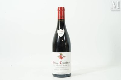 une bouteille de vin rouge posée sur une table blanche