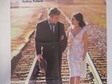 affiche de film représentant un homme et une femme marchant sur une voie ferrée
