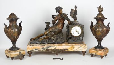 une statue représentant une femme assise sur une table, à côté de trois vases et d'une horloge