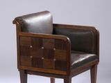 une image représentant une chaise avec une assise en cuir et un cadre en bois