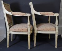 Paire de fauteuils en bois patiné, de style Louis XVI. (photo 4)