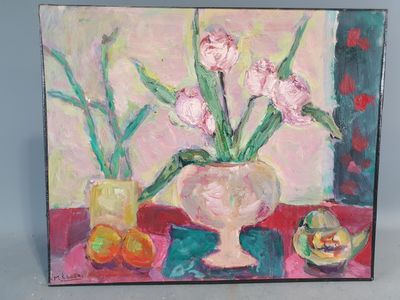 un tableau représentant des fleurs roses dans un vase blanc posé sur une table