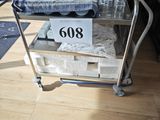 une photo d'un chariot de cuisine sur lequel sont disposés de nombreux plats