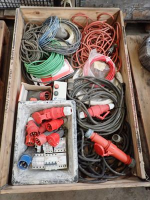 de nombreux types d'équipements électriques différents dans un boîtier