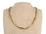 gros plan d'un torse de mannequin portant un collier