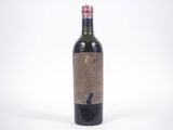 une bouteille de vin posée sur une table