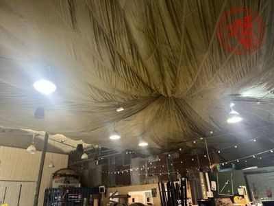 une grande pièce dont le plafond est recouvert d'une bâche