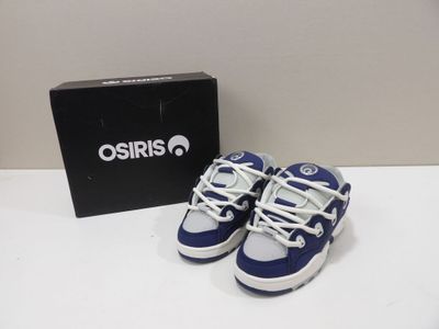 des chaussures bleues et blanches avec des lacets blancs et une boîte d'Osiris