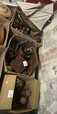 de nombreux cartons d'objets hétéroclites sur le sol
