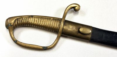 une épée dorée et noire sur un fond blanc