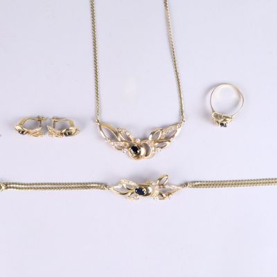 trois bijoux, dont un collier, un bracelet et une bague