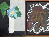 deux tableaux représentant des fleurs dans un vase, accrochés au mur