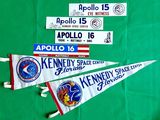 des drapeaux et des autocollants sont disposés sur une nappe verte