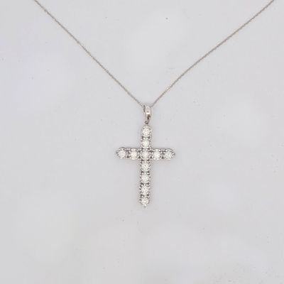 un pendentif en forme de croix en or blanc serti de diamants, monté sur une chaîne