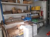 de nombreux cartons et boîtes sur les étagères du garage