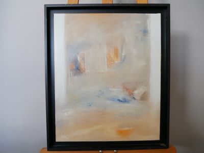 une peinture à l'huile représentant un tableau posé sur un chevalet en bois, avec un mur blanc en arrière-plan