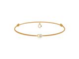un gros plan d'un bracelet en or orné d'un diamant