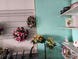 a room with a bunch of flowers on the wall