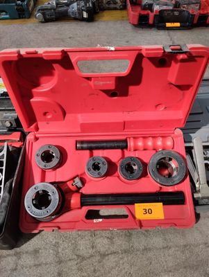 une boîte à outils rouge avec des outils sur le sol