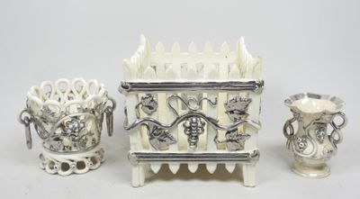 trois œuvres d'art posées sur une table