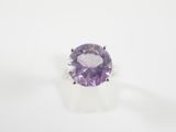 une bague en améthyste ornée d'une pierre violette au centre