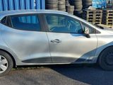 deux voitures garées l'une à côté de l'autre dans un parking