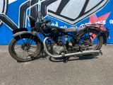 une moto garée devant un mur recouvert de graffitis