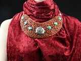 une image représentant une femme vêtue d'une robe rouge et portant un collier