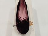une petite boîte sur laquelle est posée une paire de chaussures