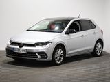 une Volkswagen Polo break blanche garée dans une pièce blanche