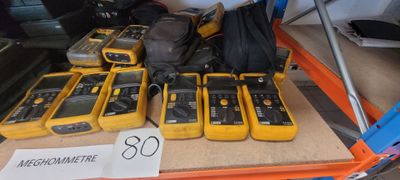Des outils électriques jaunes et noirs sont exposés dans un magasin