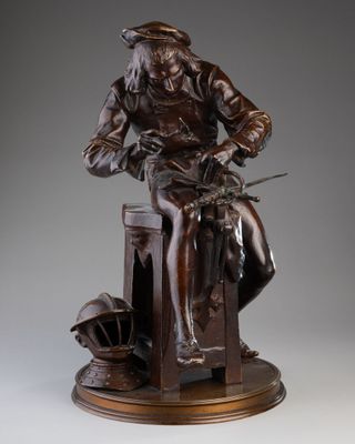statue en bronze représentant un homme assis sur un tabouret, coiffé d'un chapeau