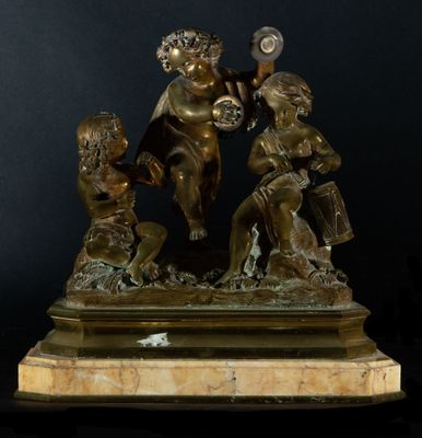 statue en bronze représentant trois enfants jouant avec un oiseau, posée sur un socle en marbre