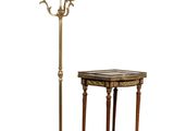 deux lampes et une table sur laquelle est posé un abat-jour