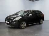 une photo d'une voiture noire dans un showroom