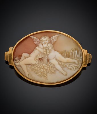 une bague ancienne en coquillage sculpté, ornée d'un « cher » et d'un « cher cher »