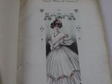 un livre ouvert sur lequel figure l'image d'une femme en robe blanche