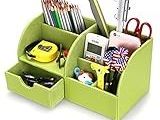 deux bacs verts contenant des stylos, des crayons, des ciseaux et d'autres fournitures de bureau