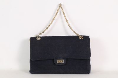 sac à bandoulière vintage en daim noir avec une bandoulière en chaîne dorée