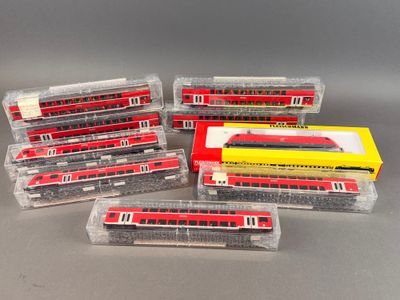 quatre wagons rouges et jaunes sont empilés les uns sur les autres