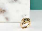 Gros plan sur une bague en or ornée d'un diamant noir
