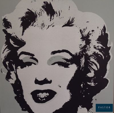 peinture représentant le visage d'une femme en noir et blanc sur fond gris