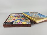 deux livres sont posés l'un sur l'autre sur une table