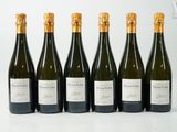 six bouteilles de vin alignées sur une table