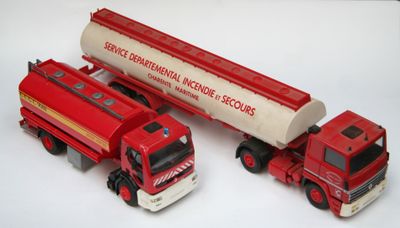 deux camions jouets assis l'un à côté de l'autre