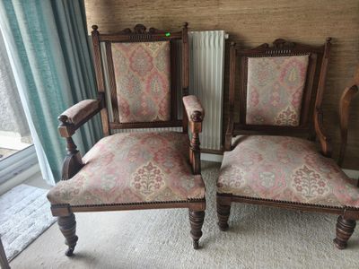 Un fauteuil et une chaise de style Henri II, en bois naturel…